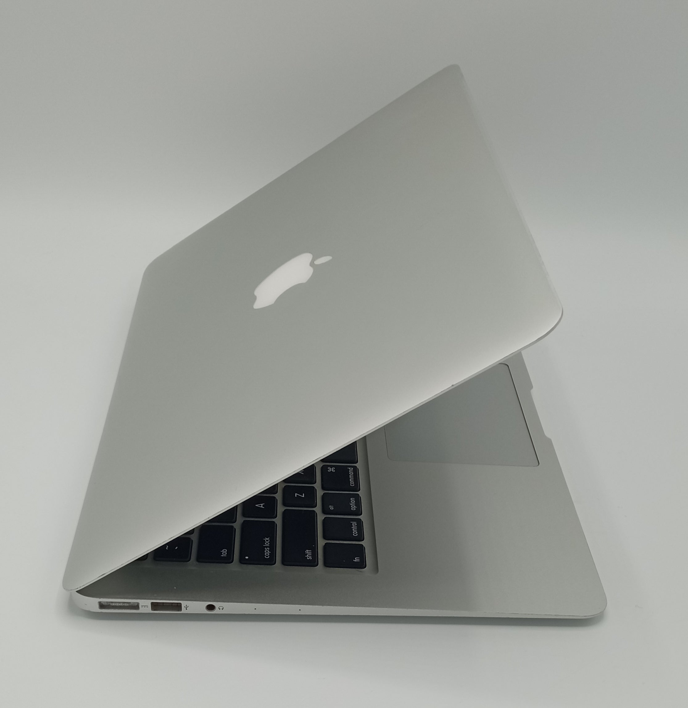 MacBook Air 2015 | 13 inches | Intel Core i5 1.6GHz Processor | 8GB | 256GB SSD | refurbished